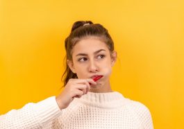 Menyikat gigi berlebihan.