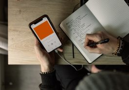Mendengarkan musik menyulitkan proses membaca.