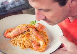 Ilustrasi menghirup aroma makanan (Foto: Pexels/Dana Tentis)