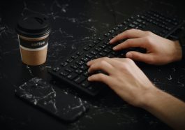 Alasan sulitnya mendeteksi typo pada tulisan sendiri.