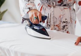 Alasan setrika harus panas untuk merapikan baju.