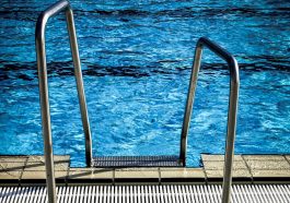 Klorin bukan penyebab bau kaporit pada kolam renang.