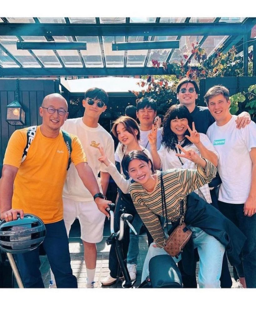 Foto kebersamaan Park Seo Joon dan xooos (Foto: Allkpop)