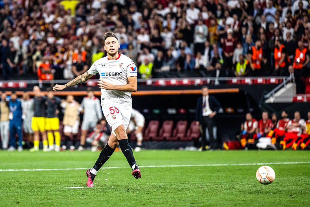Lucas Ocampos lakukan tendangan penalti tanpa melihat bola 