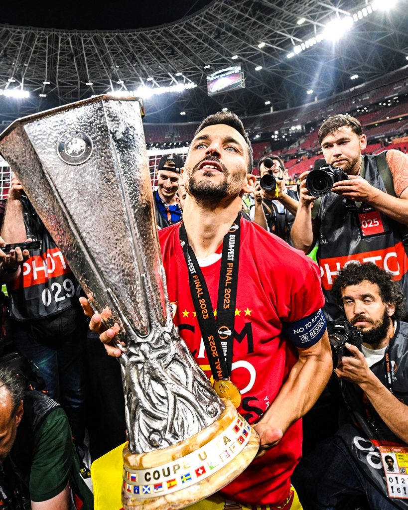Jesus Navas angkat trofi Liga Eropa 