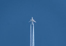Jejak putih Pesawat bernama contrails (Unsplash)