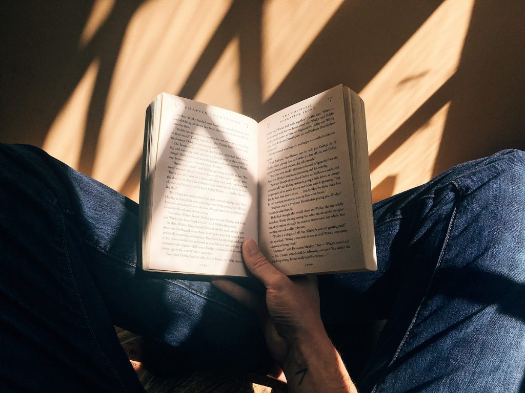 Manfaat membaca buku fiksi (Unsplash)