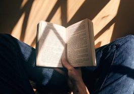 Manfaat membaca buku fiksi (Unsplash)