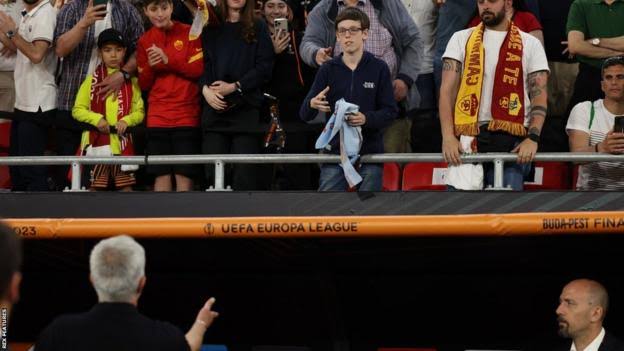 Jose Mourinho berikan medali perak UEL ke penggemar (Foto: BBC)