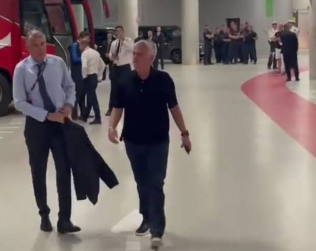 Jose Mourinho konfrontasi Anthony Taylor
