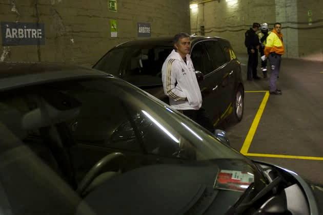 Jose Mourinho konfrontasi wasit saat Real Madrid kalah melawan Barcelona