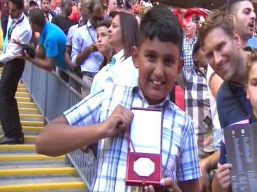 Jose Mourinho berikan medali 'pecundang' Community Shield 2015 ke penggemar (Foto: Twitter)