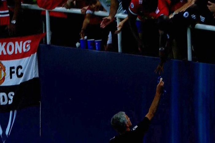 Jose Mourinho berikan medali perak ke penggemar (Foto: Twitter)