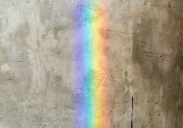 Pelangi muncul di permukaan jalan (Freepik)