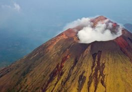 Membuang sampah ke gunung berapi (Unsplash)