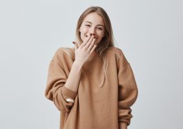 Tertawa saat gugup (Freepik)