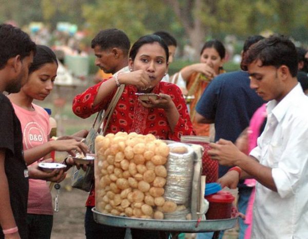 Tentu, mari kita telusuri sejarah dan perkembangan street food, hidangan yang menggugah selera dan kaya akan cerita.