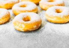 Ilustrasi Donat Kentang dengan Toping Gula Halus (Freepik)