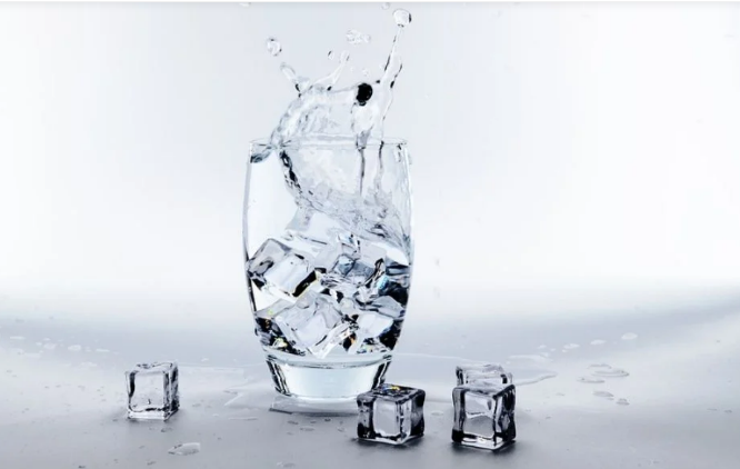 Ilustrasi air minum di meja nakas. Foto: Pixabay