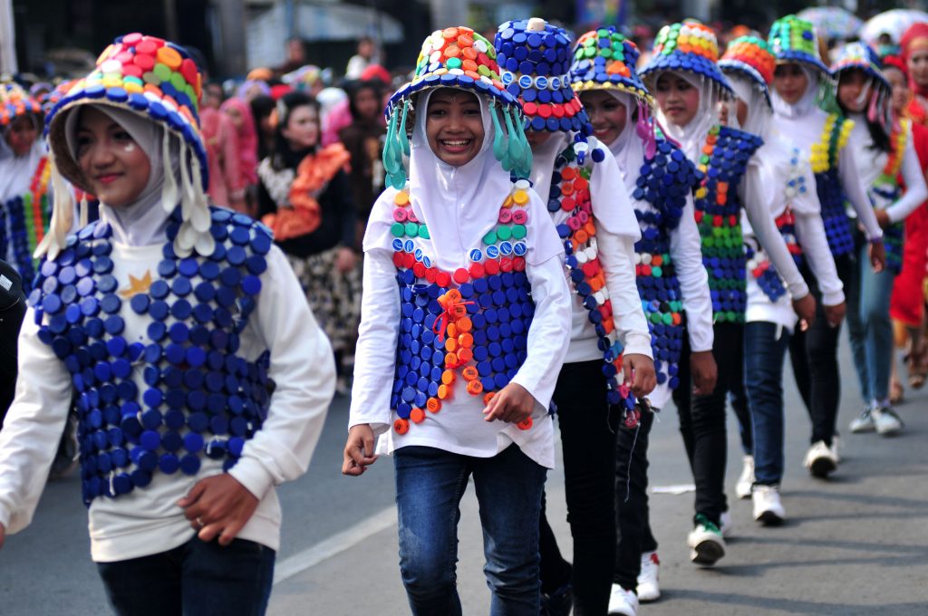 Peragaan busana daur ulang. ANTARA FOTO/Oky Lukmansyah/aww/15.