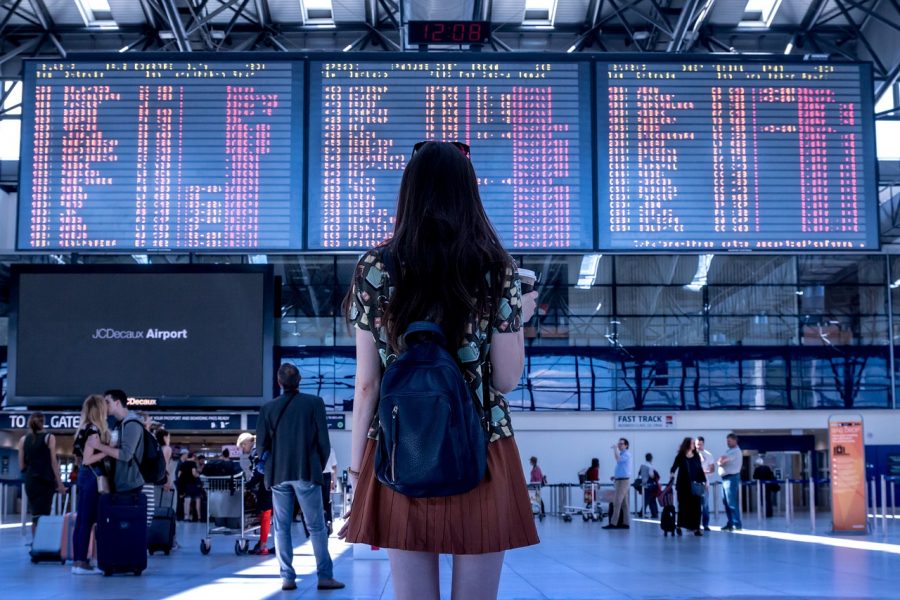 Seorang Wanita sedang Berada di Bandara (Pixabay)