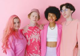 Outfit warna hot pink. Pexel.