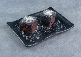 Bolu Ketan Hitam dengan Toping Gula Halus (Freepik)