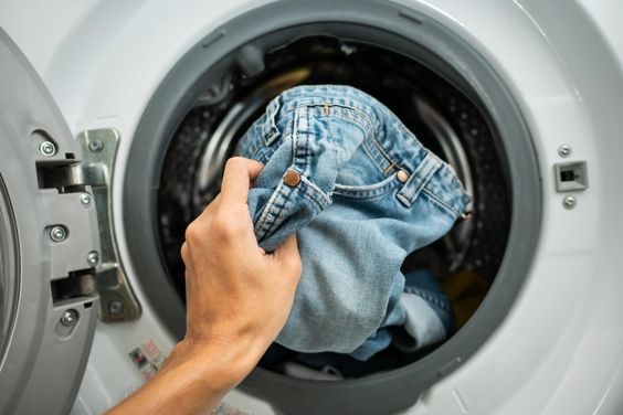 Ilustrasi mencuci jeans
