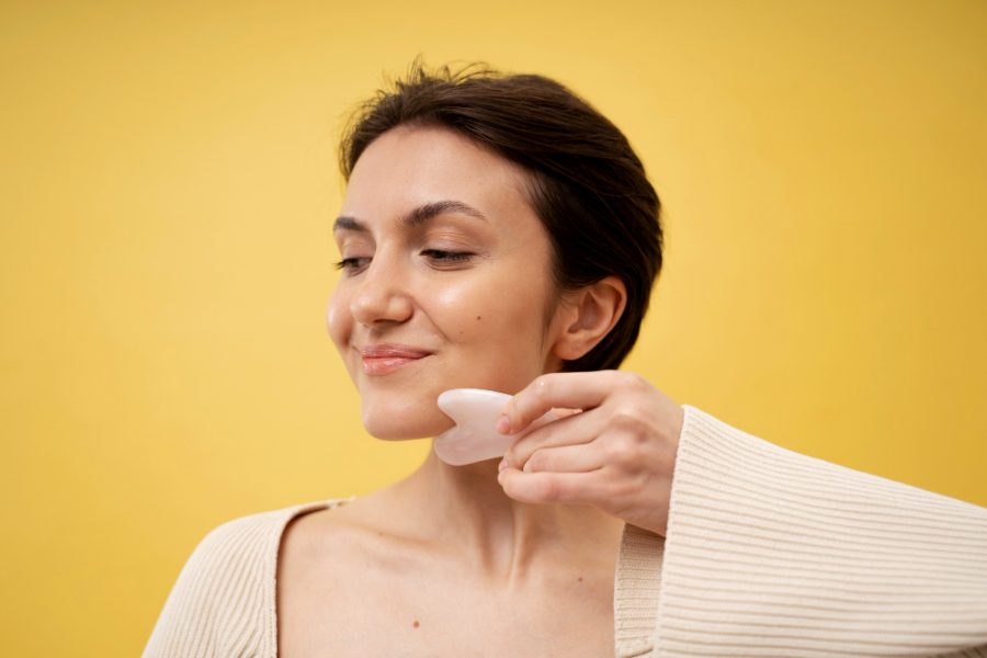 Penggunaan gua sha. Freepik