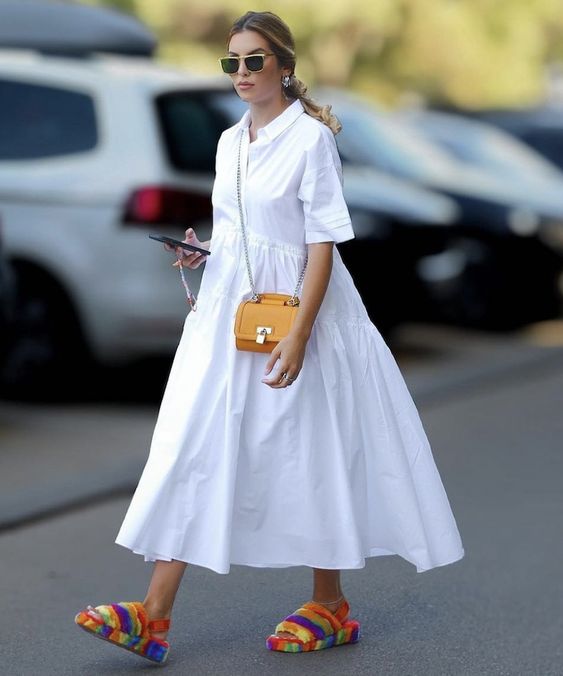 Fuzzy sandals dengan pakaian netral