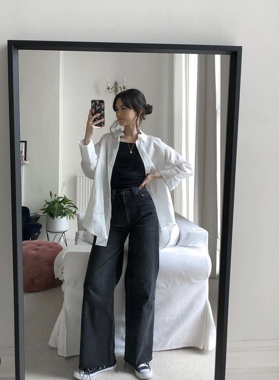 Jeans hitam dan kemeja oversized