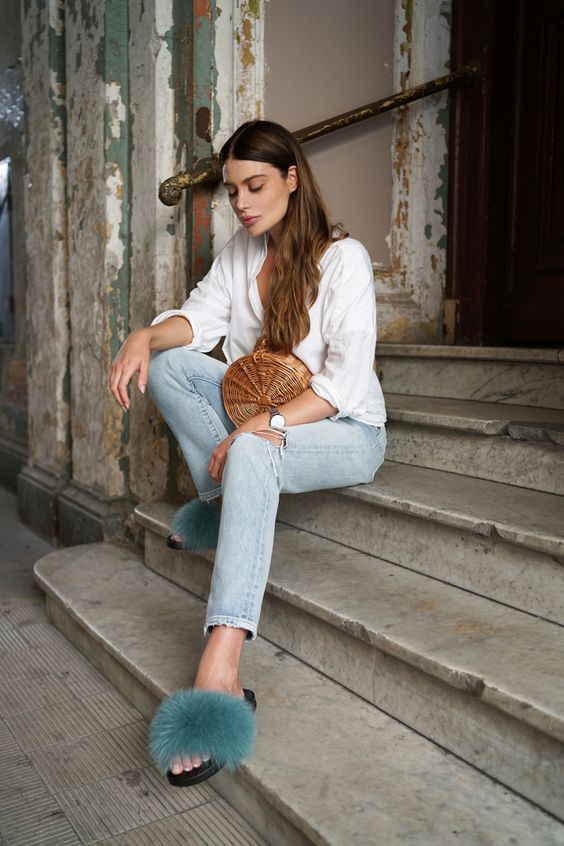 Fuzzy sandals dengan denim