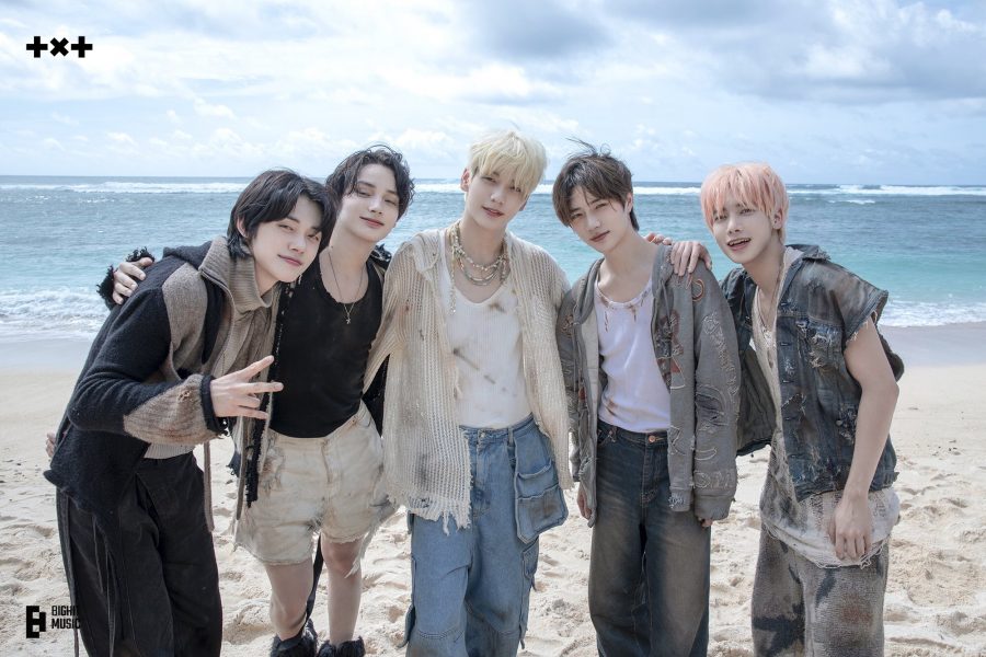 TOMORROW X TOGETHER (TXT)