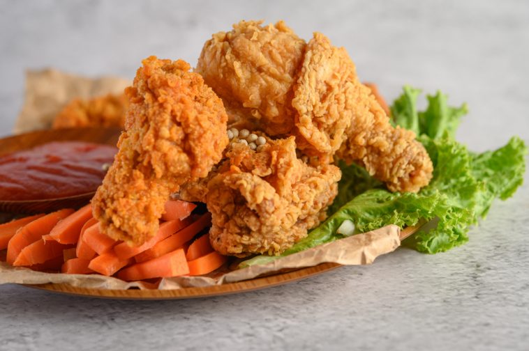 Crispy fried chicken. Freepik