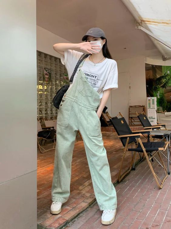 Overall denim berwarna terang