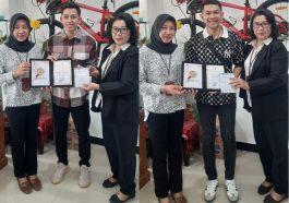 Fajar/Rian saat menerima penghargaan dari Kemenpora. Foto: Kemenpora