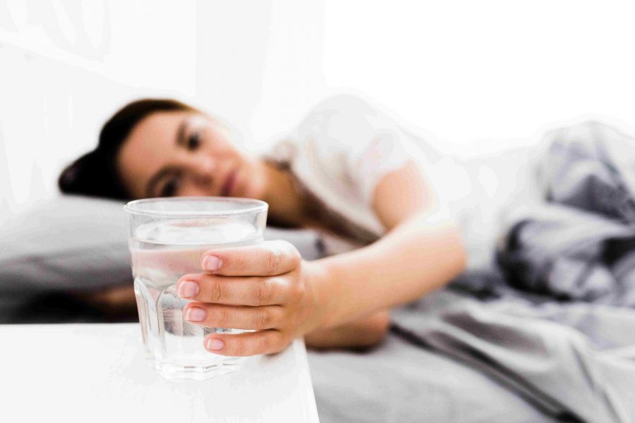Ilustrasi minum air putih saat bangun tidur. Foto: Freepik