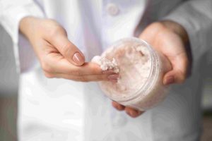 Eksfoliasi Menggunakan Scrub. Foto: Freepik
