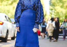Inspirasi fashion pakai warna biru dongker.