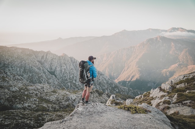 Ilustrasi Hiking. Foto: Unsplash