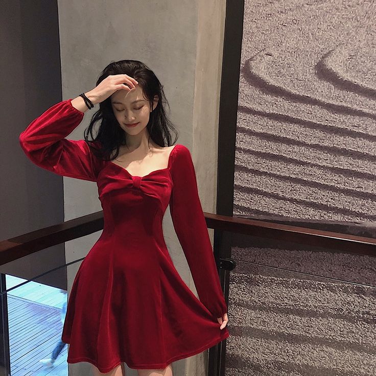 Ilustrasi red dress. Foto: Pinterest