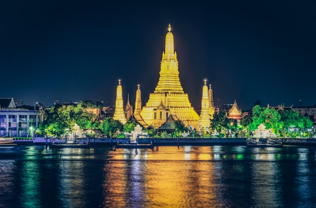Wat Arun di malam hari. Foto: Unsplash