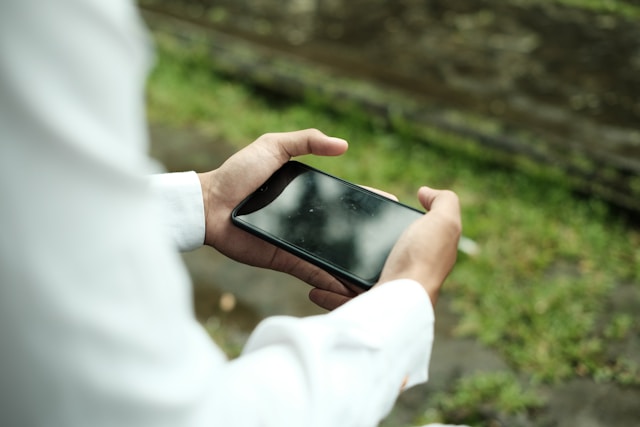 Ilustrasi kecanduan gadget. Foto: Unsplash
